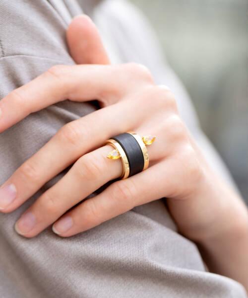 sapphire rings in yellow gold with carbon ring