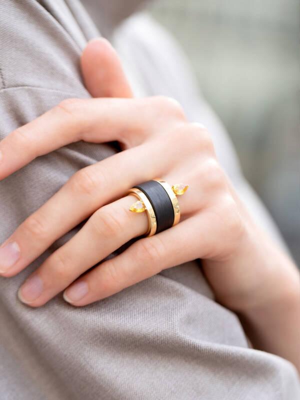 sapphire rings in yellow gold with carbon ring