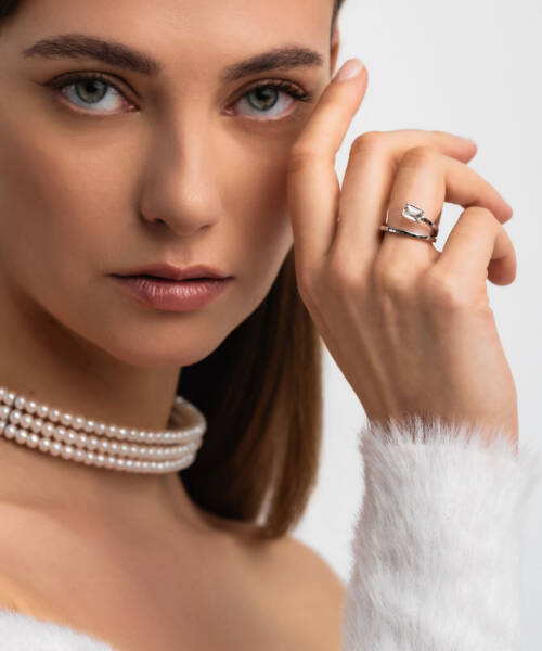 V-Ring with Emerald Cut Diamond in White Gold