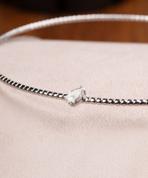 Choker with Pear-Shaped Diamond in White Gold
