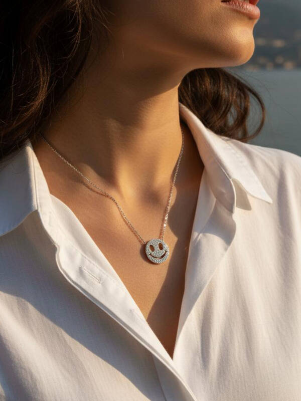 "Smiley" Necklace in White Gold - Image 3